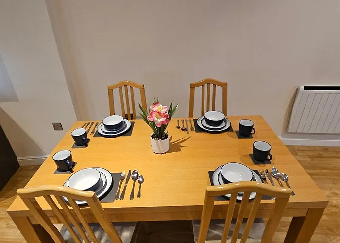 Modern 2 Bedrooms Apartment In Town Centre